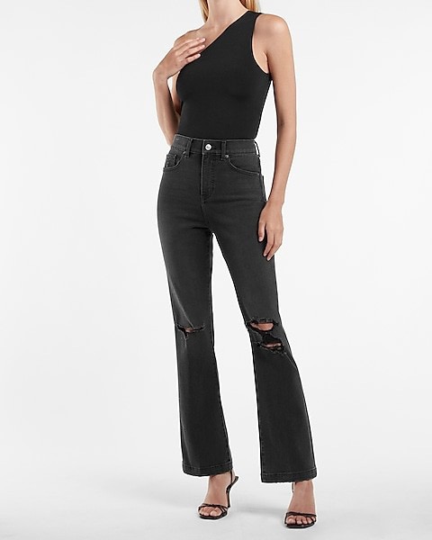A bootcut and black wash pair perfectly in these stunning, 90s-inspired jeans. The so-slimming fit from the high rise will having you pulling these out of the closet first every time.